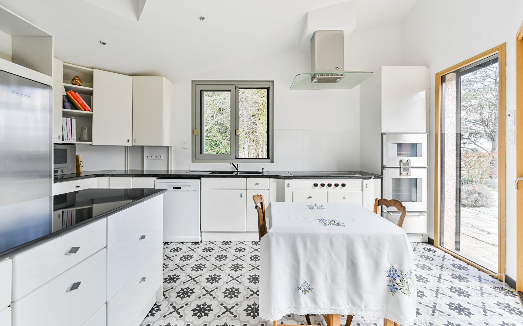 Saint Cyr au Mont d’Or, 12mn à pied du Village, Maison d’environ 230m² sur 1 617m² de terrain