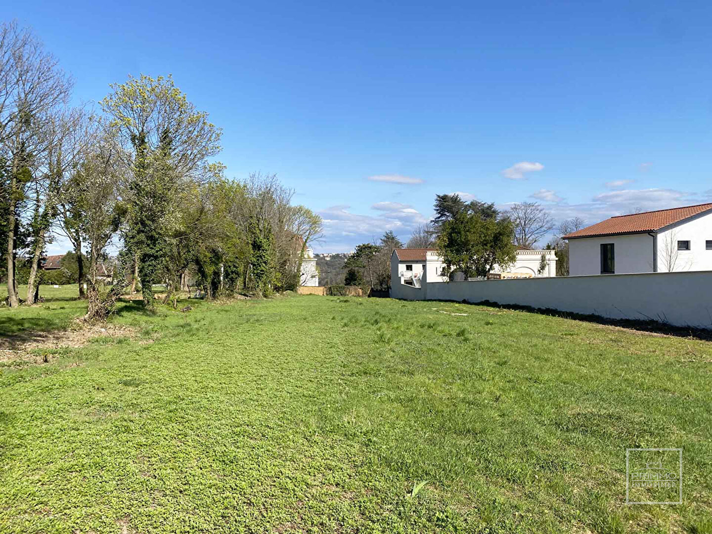 SAINT CYR AU MONT D’OR, dans un bel environnement, Terrain à bâtir plat de 859m²