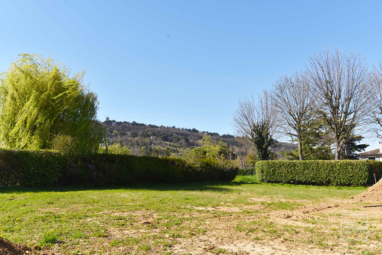 SAINT CYR AU MONT D’OR, dans un bel environnement, Terrain à bâtir plat de 859m²