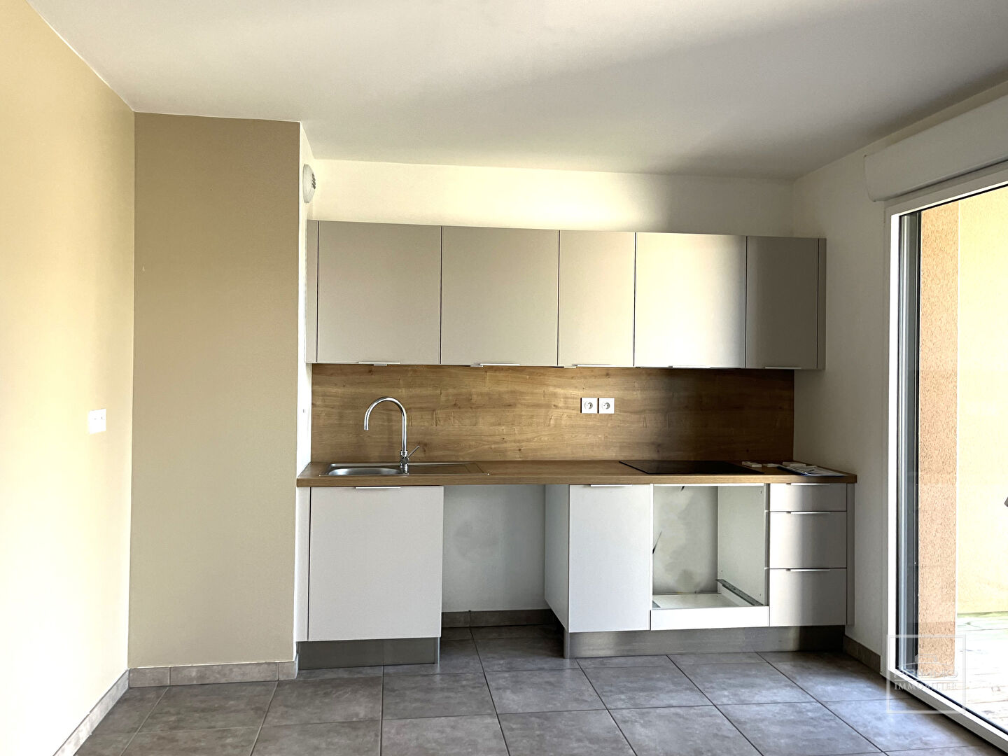 A Dardilly appartement en rez de chaussée 3 pièce(s) 65.24 m2 avec terrasse et jardin de 39.69m², garage et place de parking