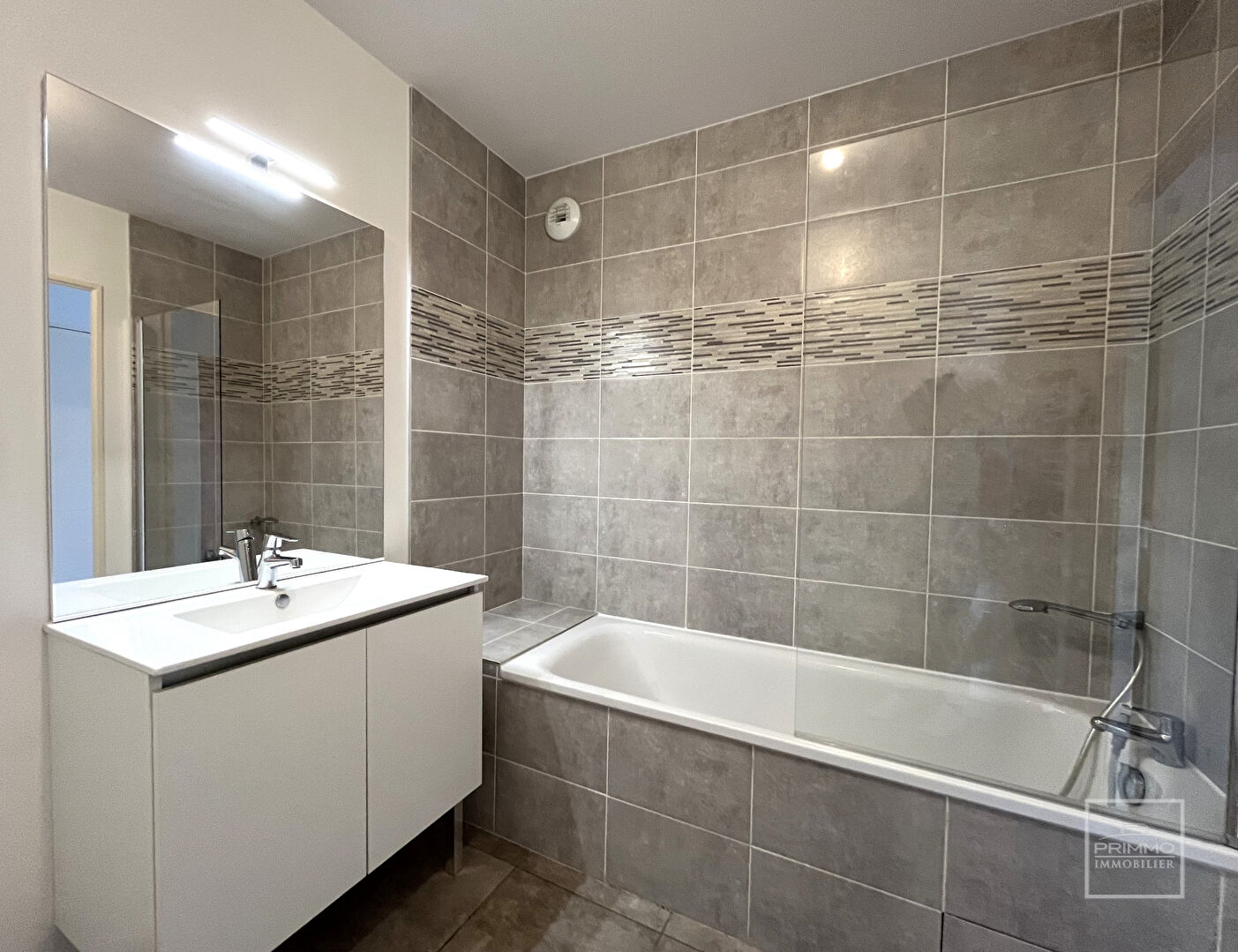 A Dardilly appartement en rez de chaussée 3 pièce(s) 65.24 m2 avec terrasse et jardin de 39.69m², garage et place de parking