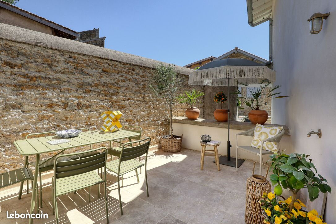 SAINT CYR AU MONT D’OR, Maison de charme du XIXème rénovée de145m² avec cour de 20m²