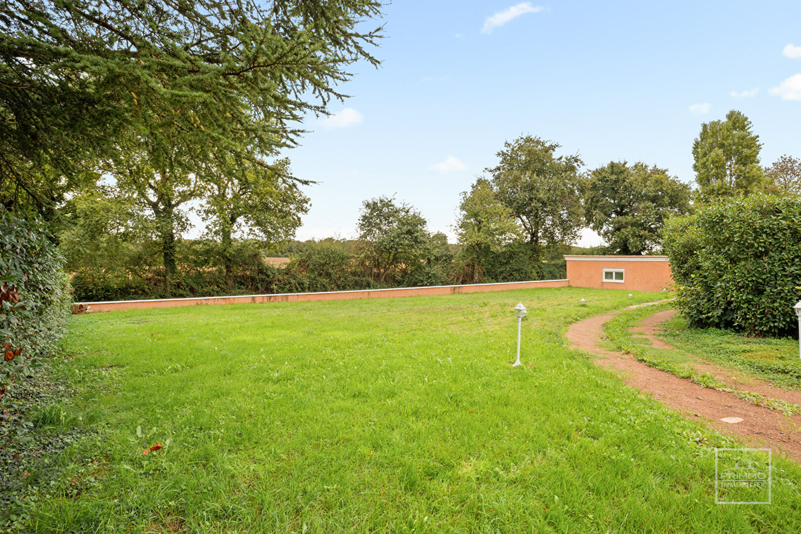 MIONNAY, ancien corps de ferme rénové avec jardin et piscine