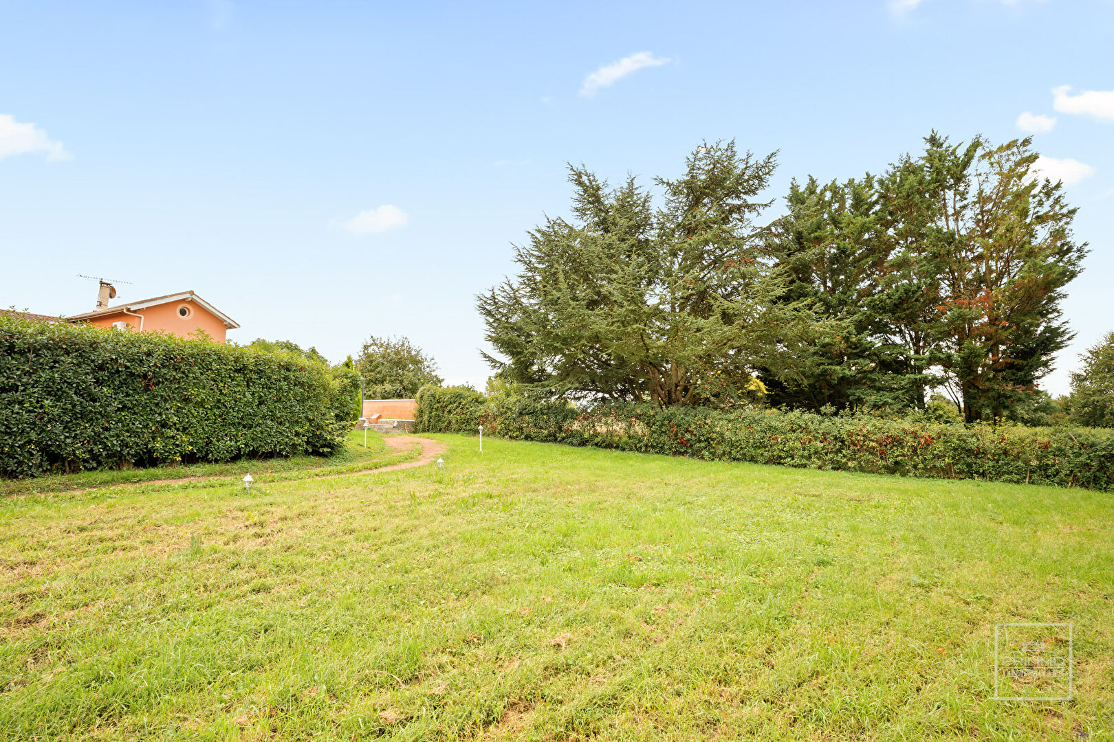 MIONNAY, ancien corps de ferme rénové avec jardin et piscine