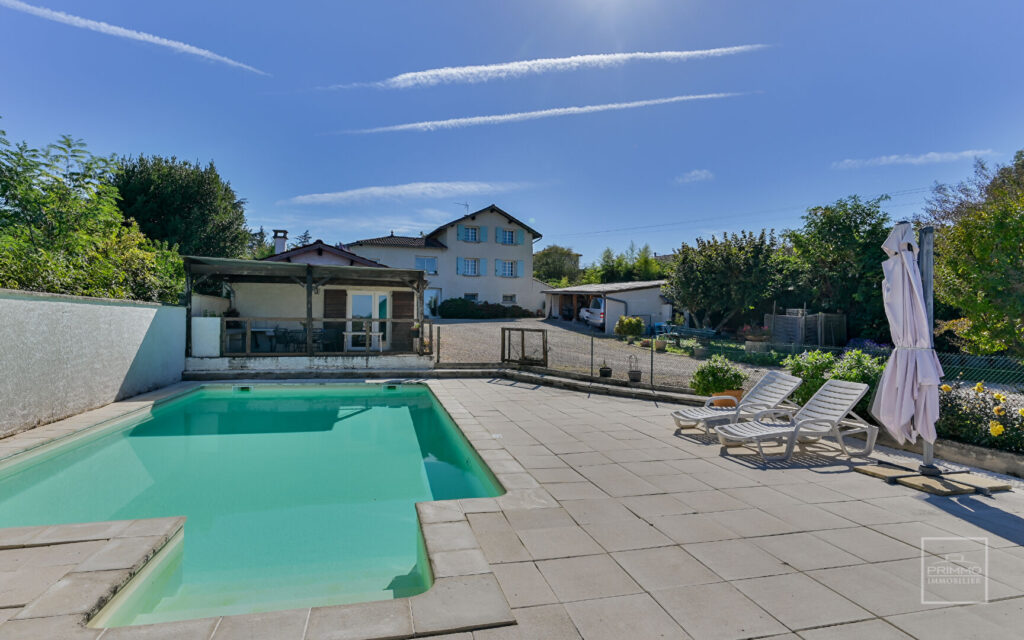 Exclusivité Primmo – CHASSELAY – Maison 7 Pièces d’environ 273 m²  avec terrain