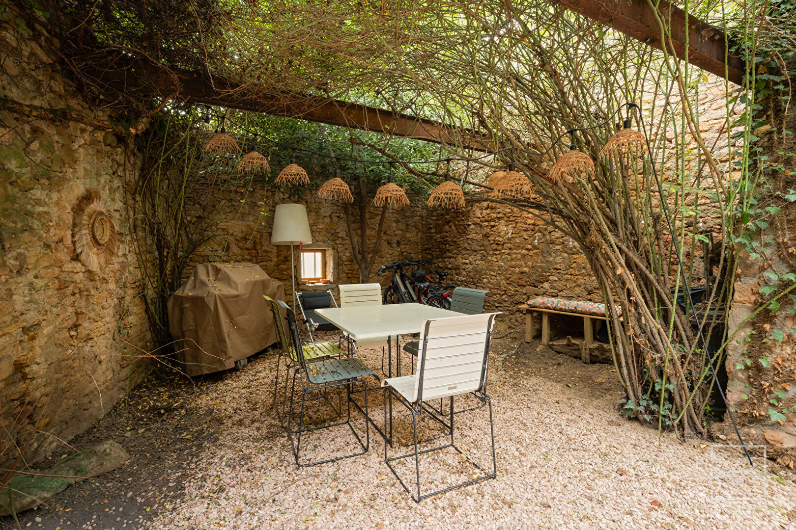 Saint Didier Au Mont D’or – Maison de charme en pierre avec cour