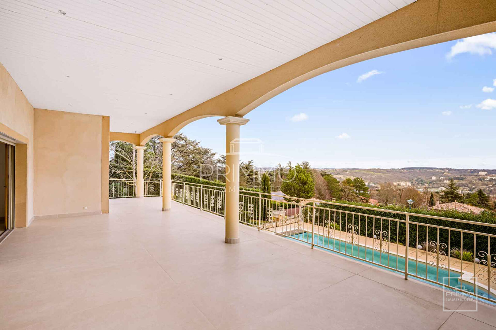 COLLONGES AU MONT D’OR, Belle Maison de 203m² (340 utiles) sur 1142m² de terrain avec vue