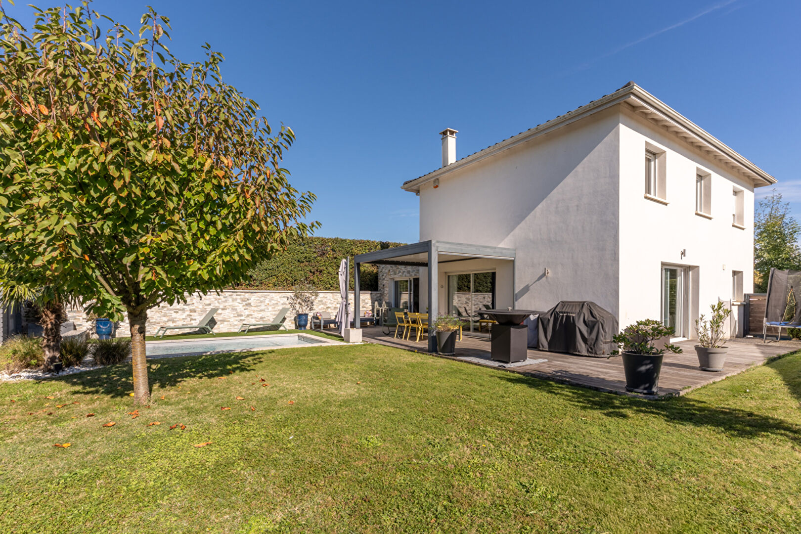 Cailloux-sur-Fontaines – Maison récente – 4 chambres, piscine et garage
