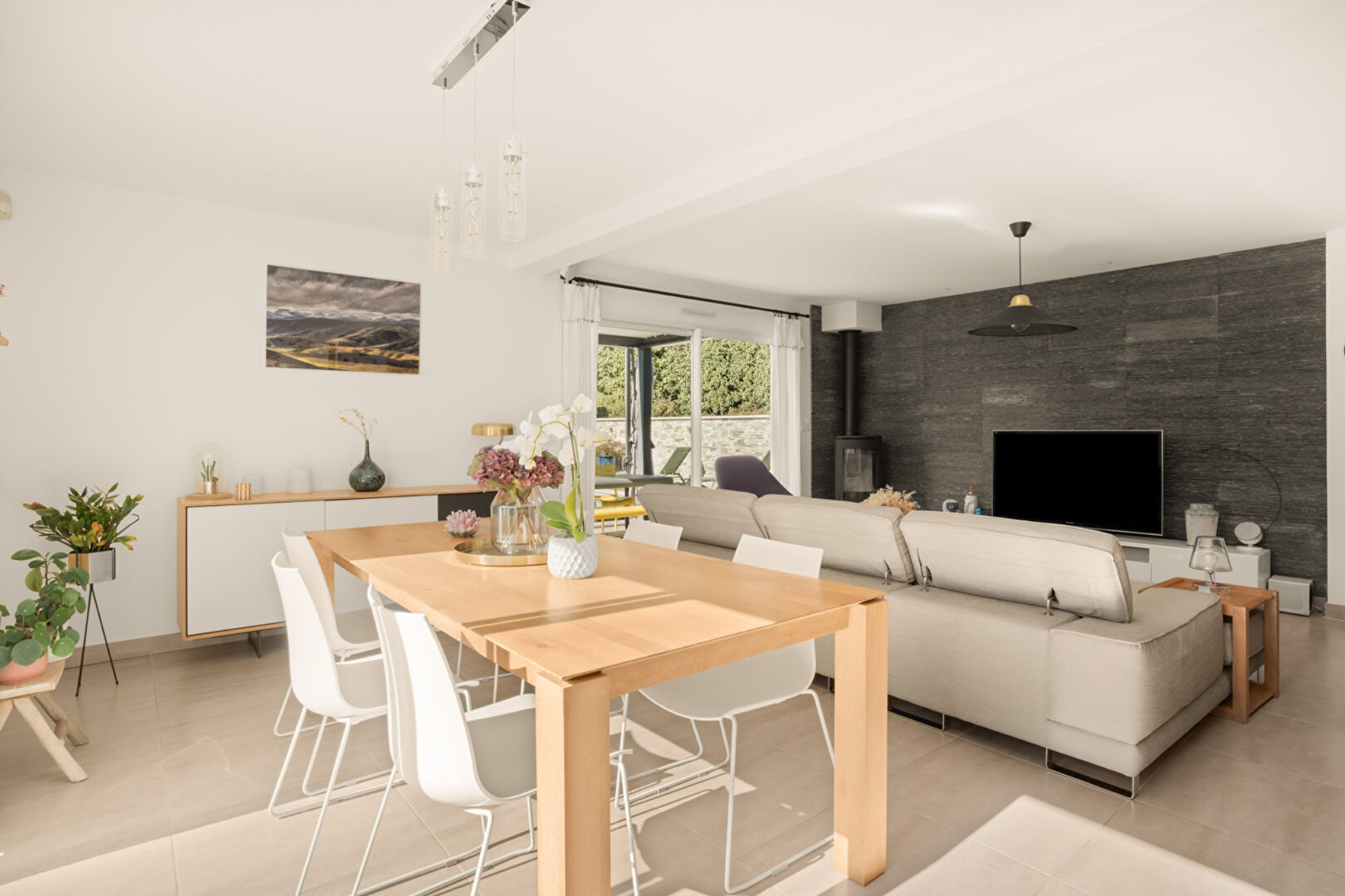 Cailloux-sur-Fontaines – Maison récente – 4 chambres, piscine et garage