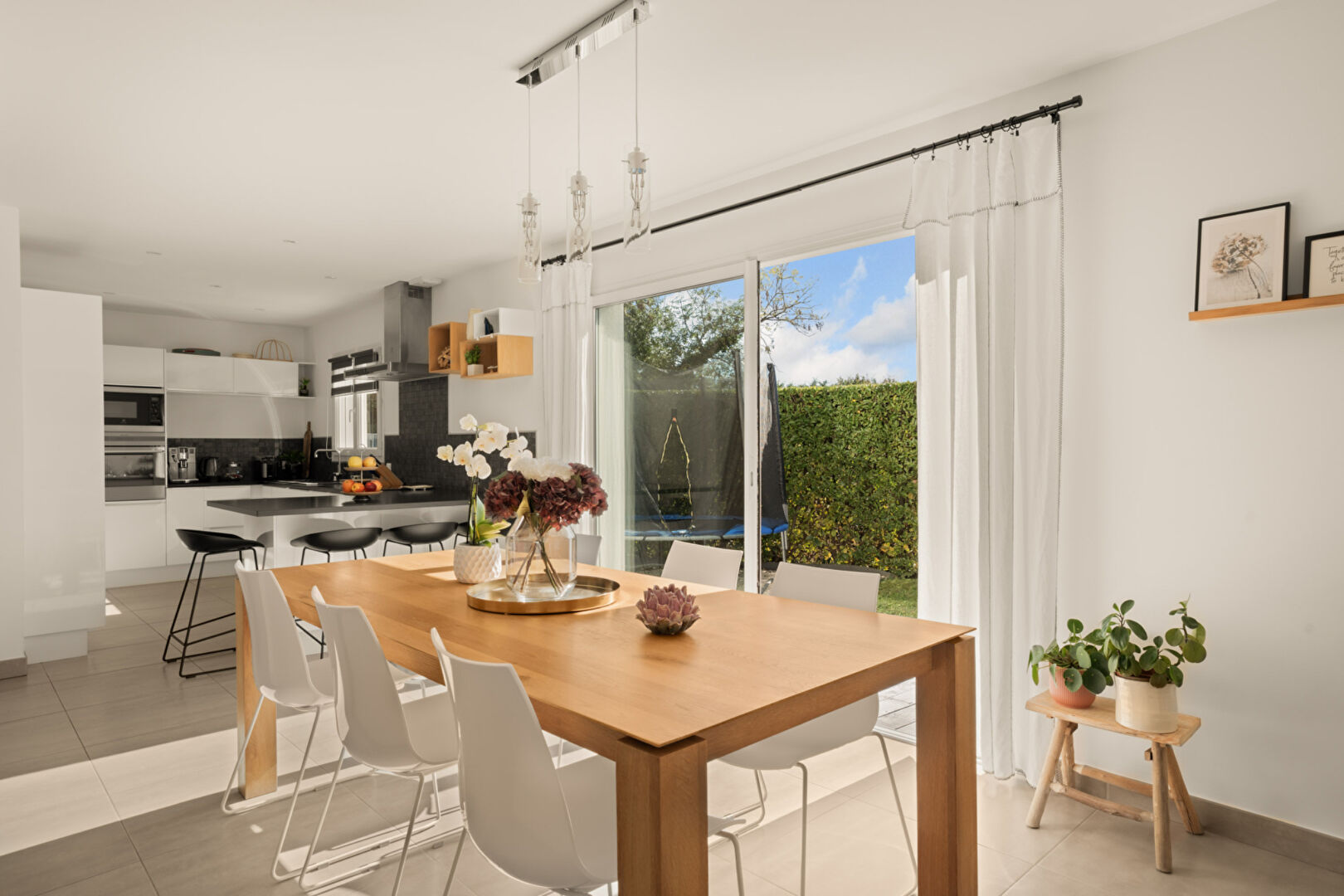 Cailloux-sur-Fontaines – Maison récente – 4 chambres, piscine et garage