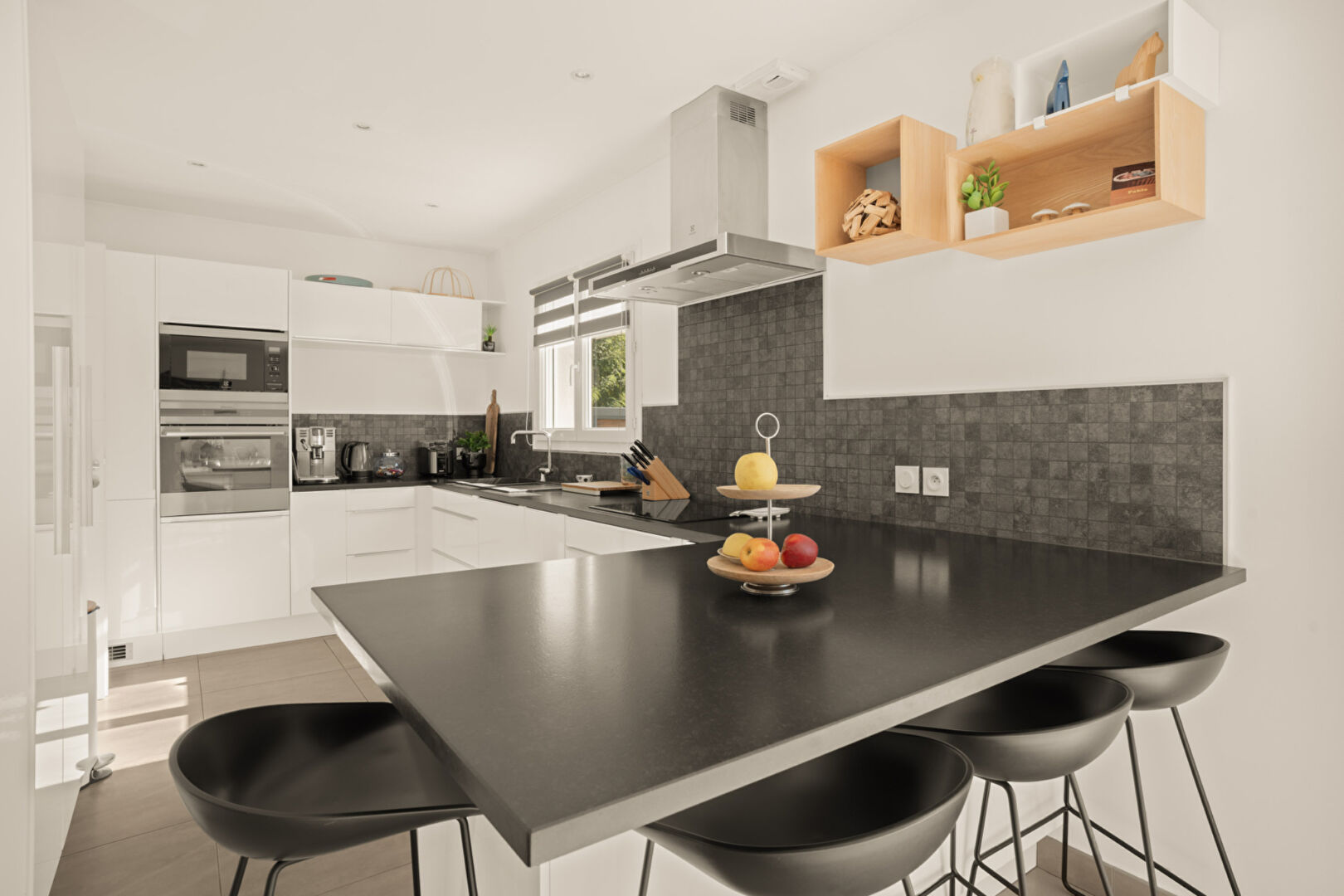 Cailloux-sur-Fontaines – Maison récente – 4 chambres, piscine et garage