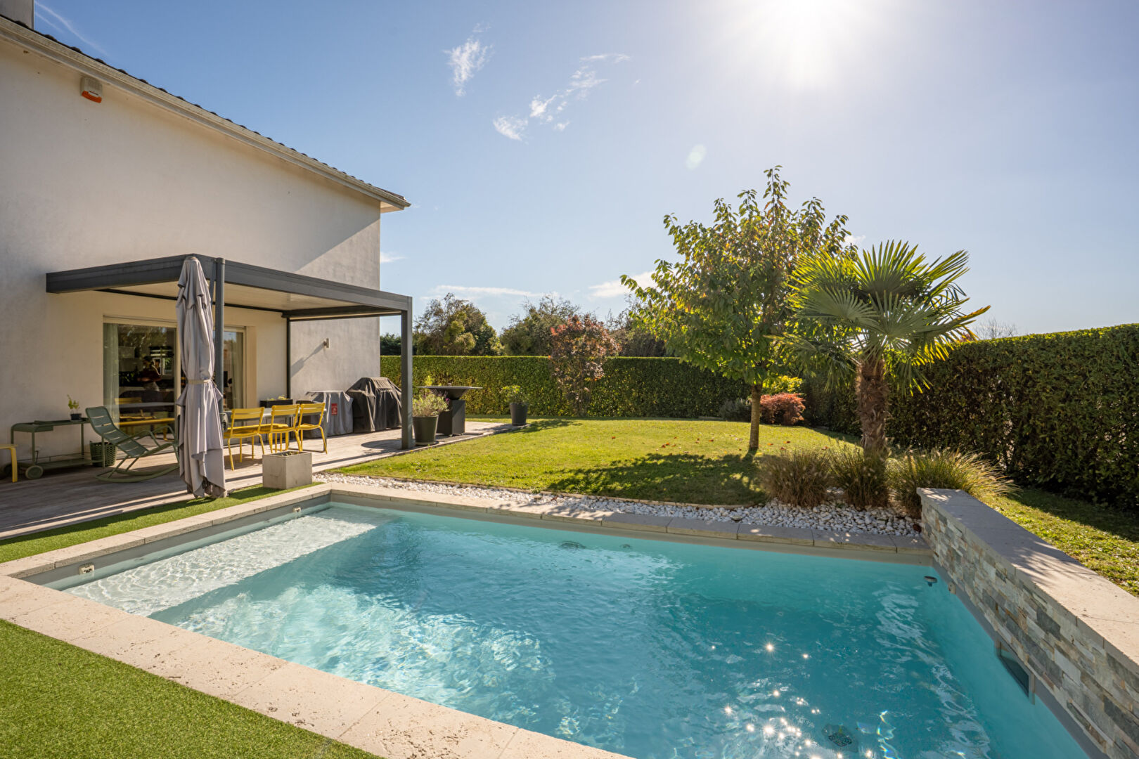 Cailloux-sur-Fontaines – Maison récente – 4 chambres, piscine et garage