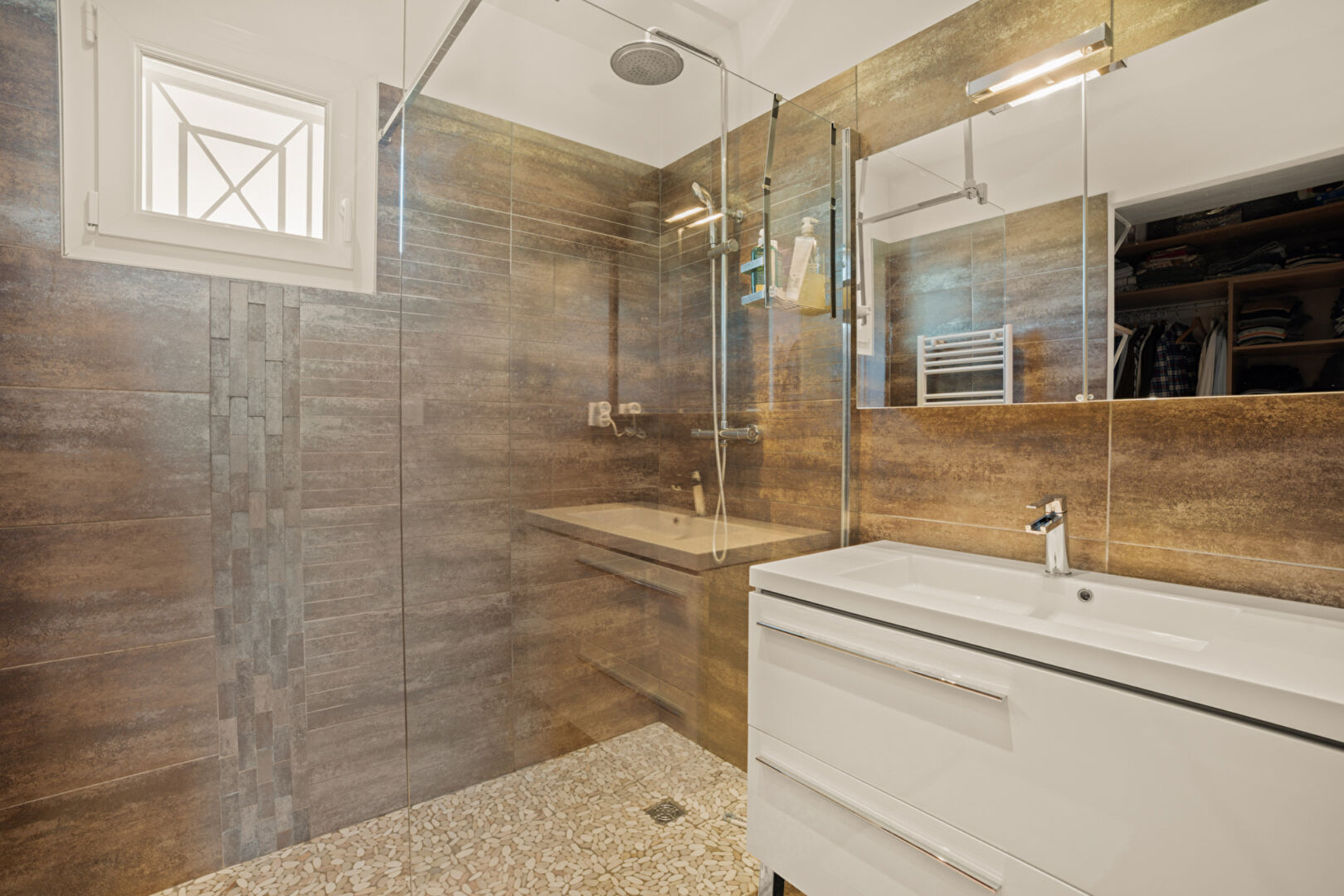 Cailloux-sur-Fontaines – Maison récente – 4 chambres, piscine et garage