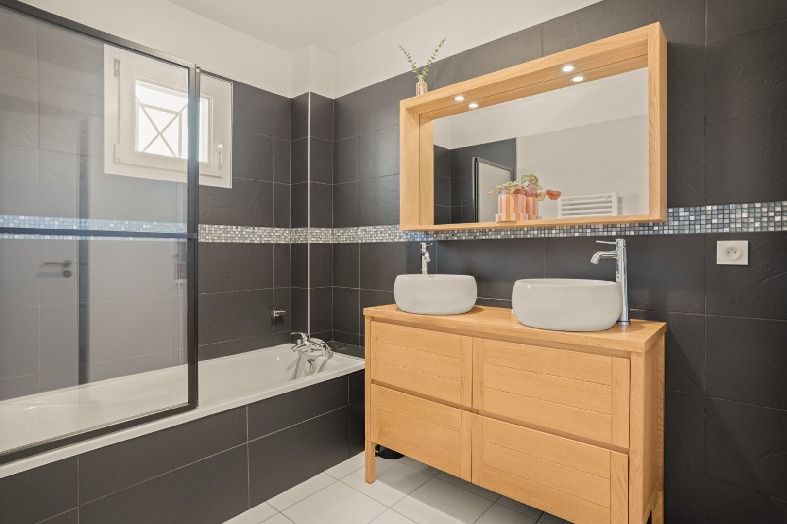 Cailloux-sur-Fontaines – Maison récente – 4 chambres, piscine et garage