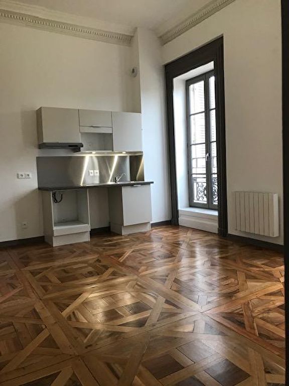 Caluire – Bel environnement calme –  Beau T3 + parking