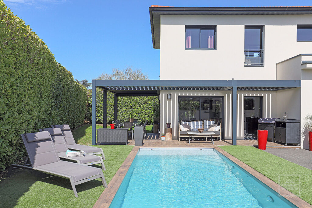 SAINT CYR AU MONT D’OR, belle Maison contemporaine de 151m² habitables sur 635m² de terrain