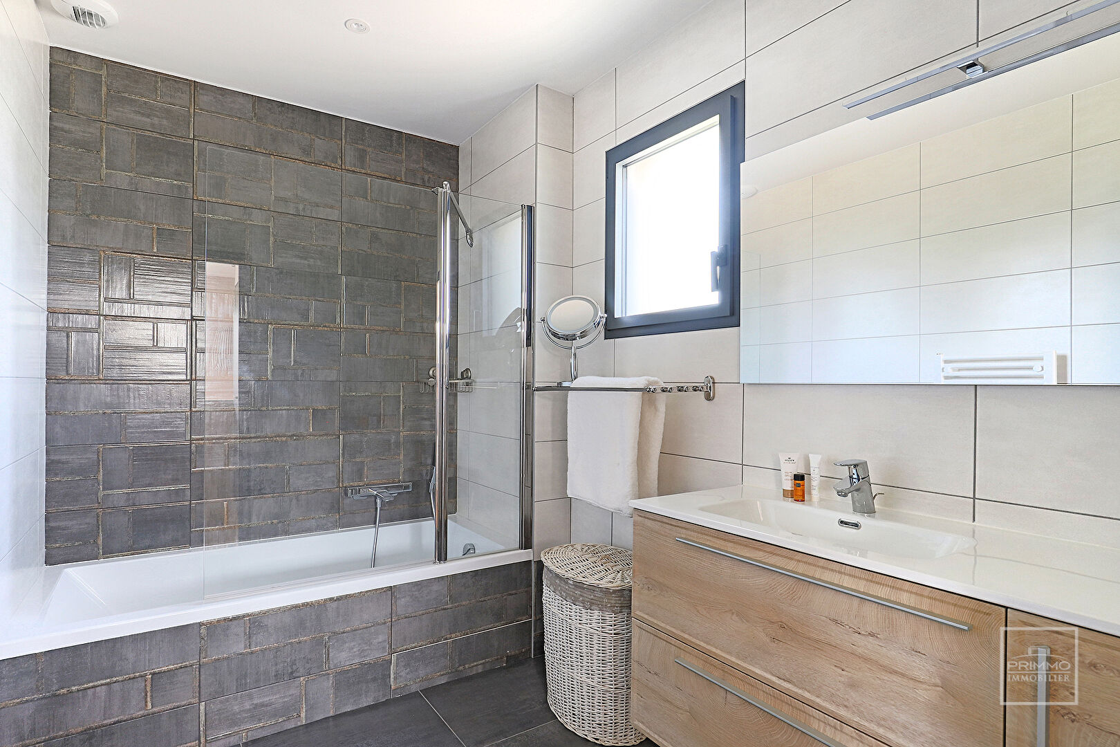 SAINT CYR AU MONT D’OR, belle Maison contemporaine de 151m² habitables sur 635m² de terrain