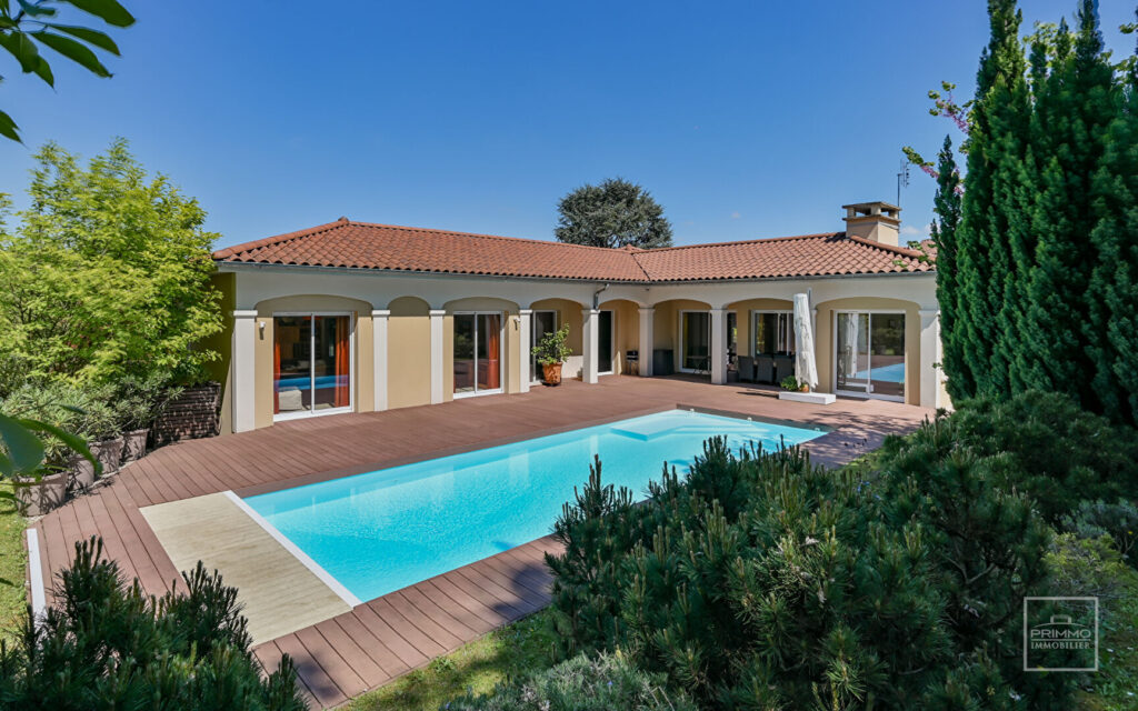 COLLONGES AU MONT D’OR, Centre-village, Maison de 269 m² avec piscine au calme