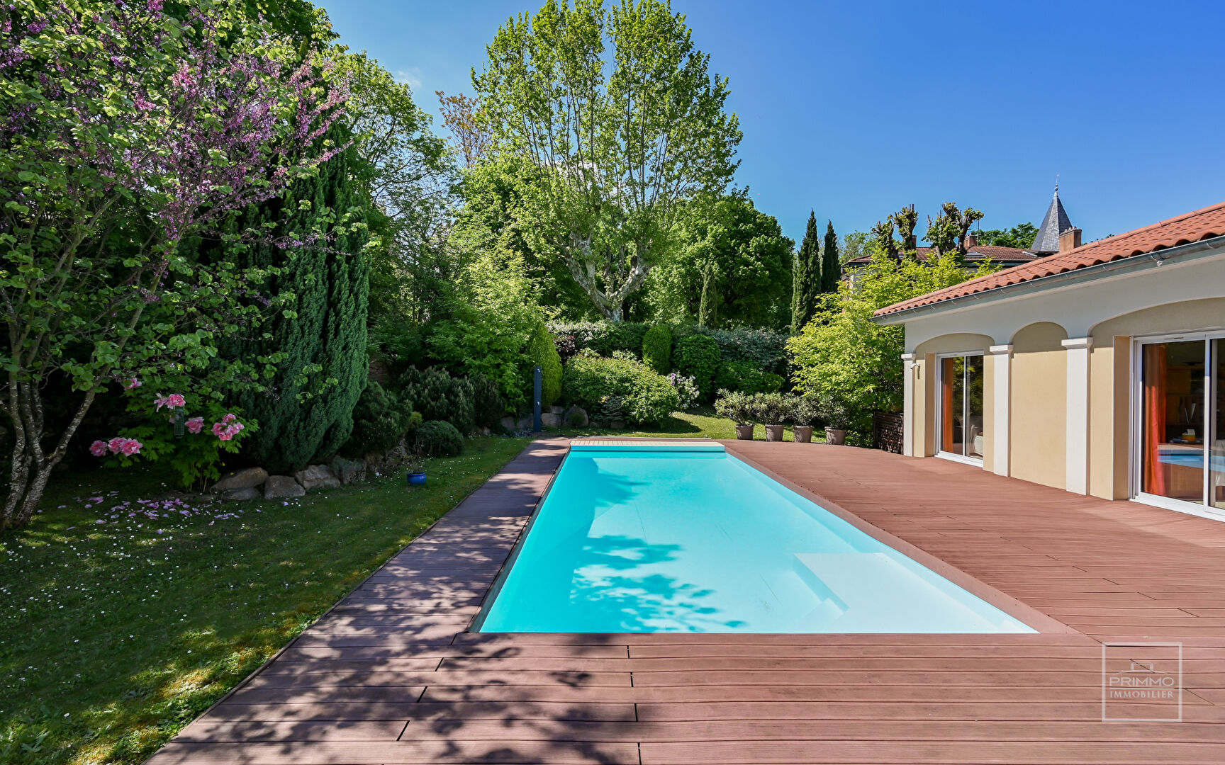 COLLONGES AU MONT D’OR, Centre-village, Maison de 269 m² avec piscine au calme