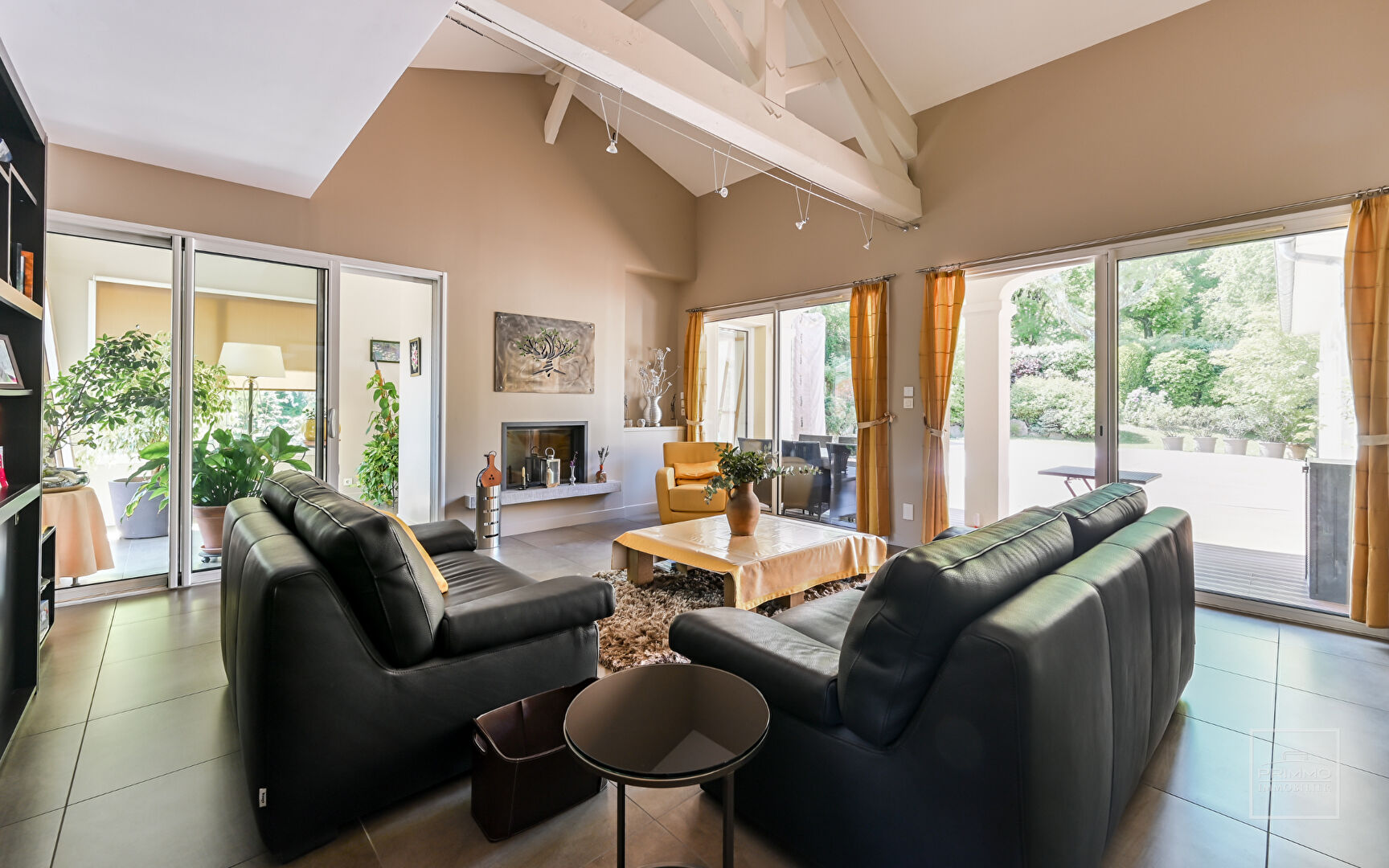 COLLONGES AU MONT D’OR, Centre-village, Maison de 269 m² avec piscine au calme