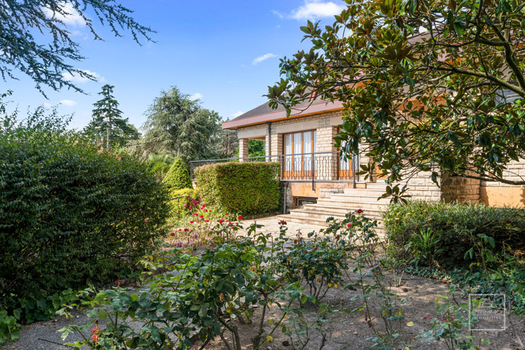 Champagne Au Mont D’Or, Maison de 280 m²  de plancher à proximité du centre calme vue