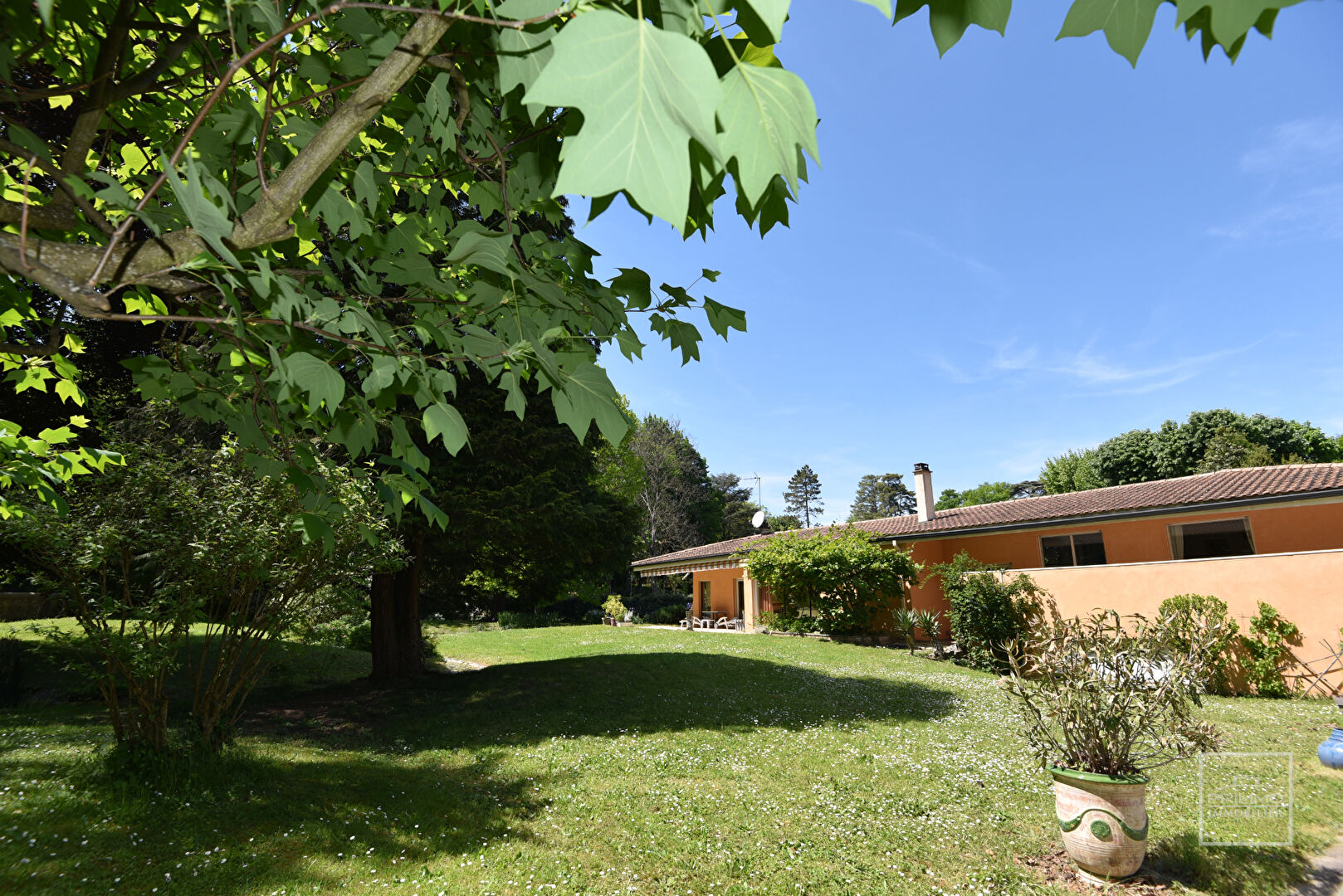 SAINT CYR AU MONT D&rsquo;OR – Maison de 330m² sur parc de 3780m²