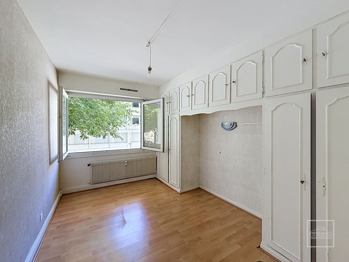 LYON 7, DEBOURG, T3 TRAVERSANT EST/OUEST, 72m², GARAGE & CAVE