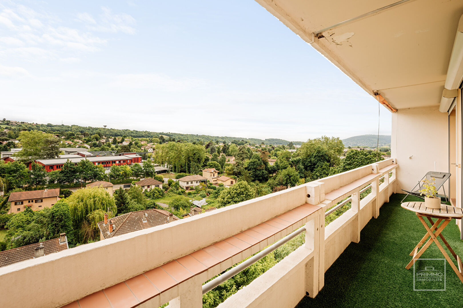 NEUVILLE SUR SAONE, T4, 93 m², BALCON 11m², STATIONNEMENT