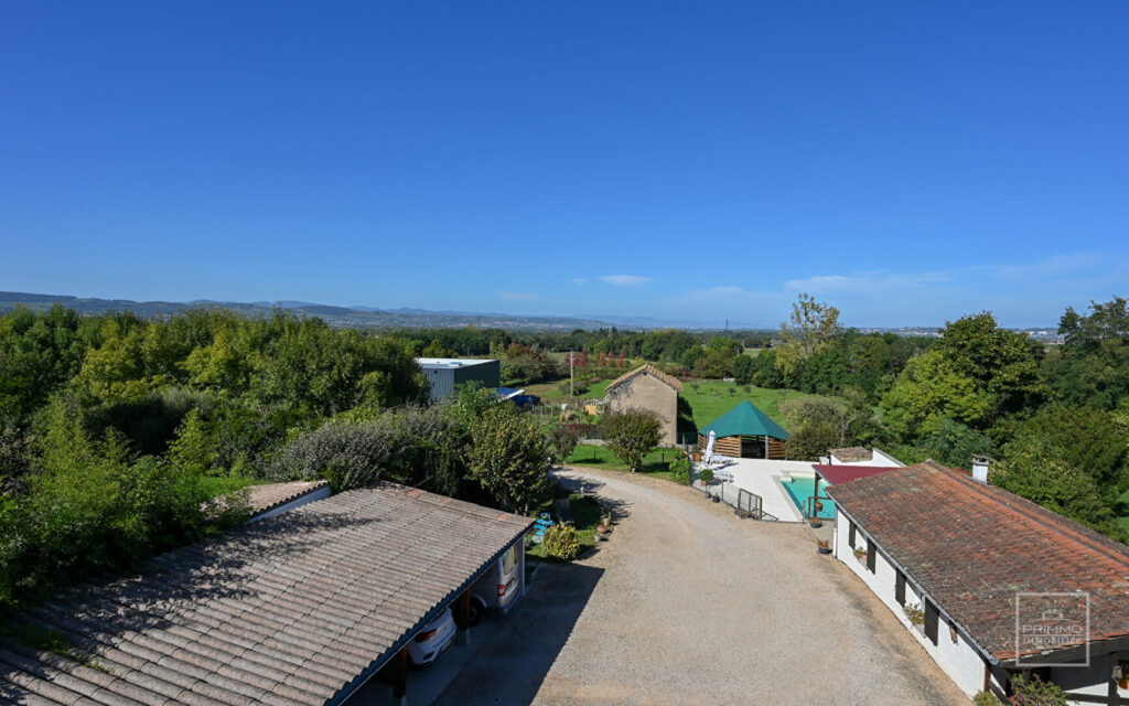 – CHASSELAY – Maison 7 Pièces d’environ 273 m² avec terrain