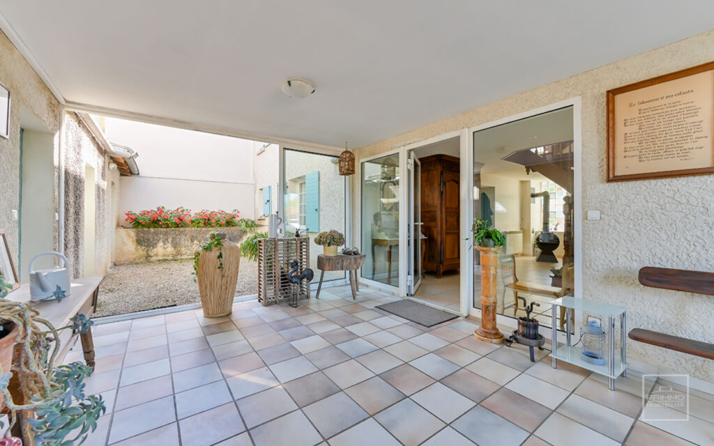 – CHASSELAY – Maison 7 Pièces d’environ 273 m² avec terrain