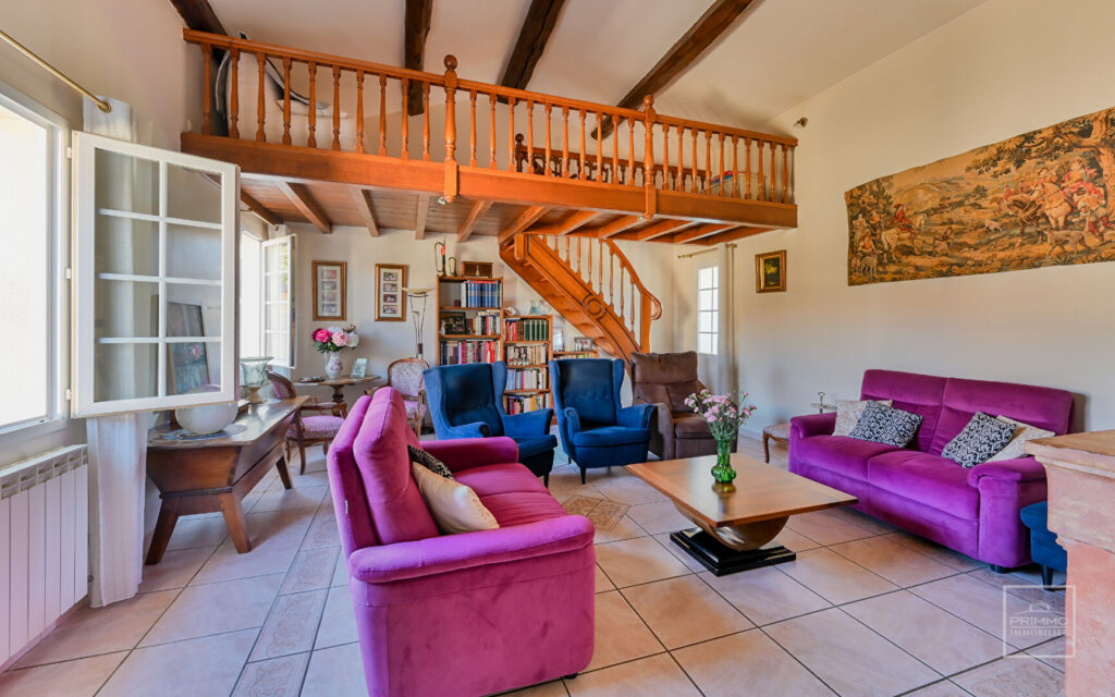 – CHASSELAY – Maison 7 Pièces d’environ 273 m² avec terrain