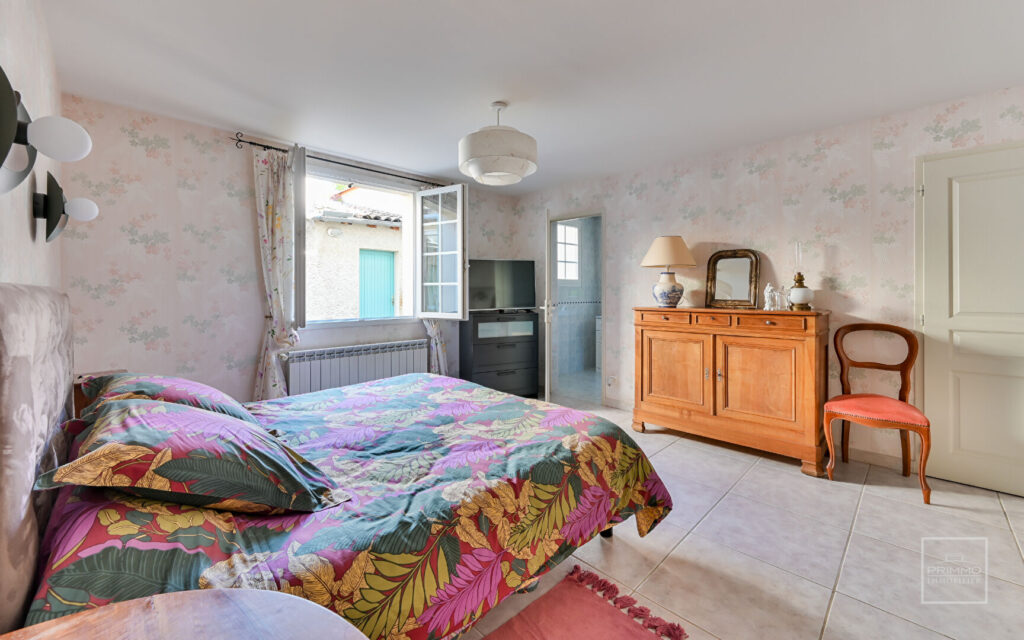 – CHASSELAY – Maison 7 Pièces d’environ 273 m² avec terrain
