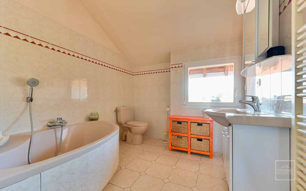 – CHASSELAY – Maison 7 Pièces d’environ 273 m² avec terrain