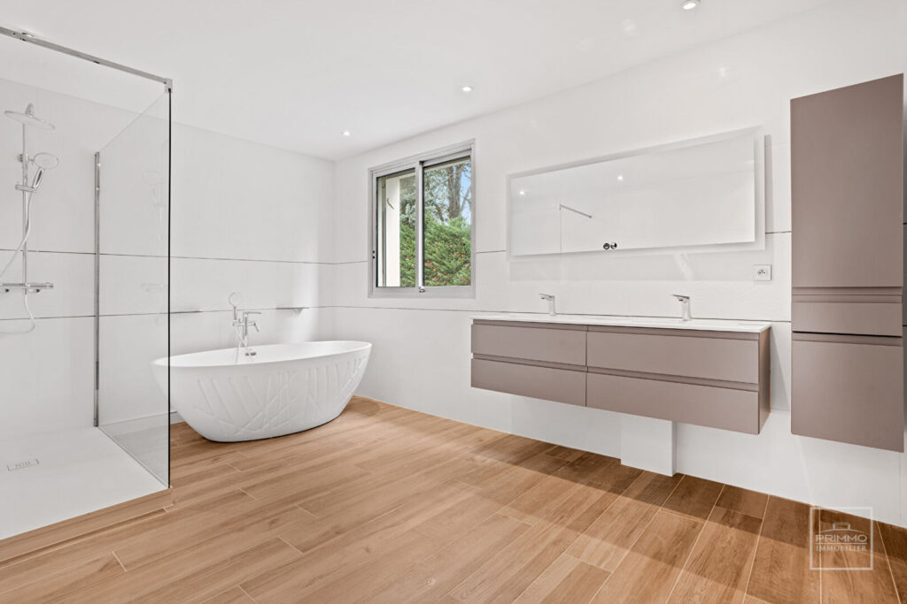 SAINT CYR AU MONT D’OR, Maison de 240m² sur 3200m² de terrain plat, arboré et clos