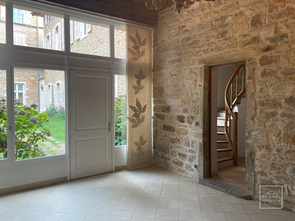 CHASSELAY – Maison Appartement 9 Pièces de 231 m² avec terrain privatif attenant