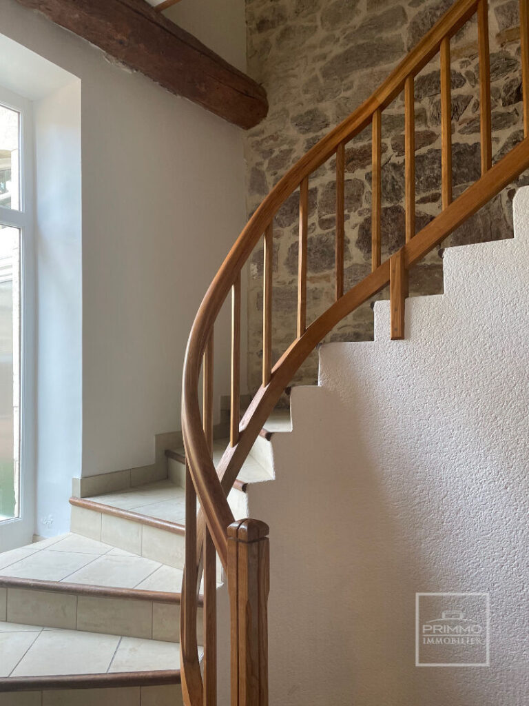 CHASSELAY – Maison Appartement 9 Pièces de 231 m² avec terrain privatif attenant