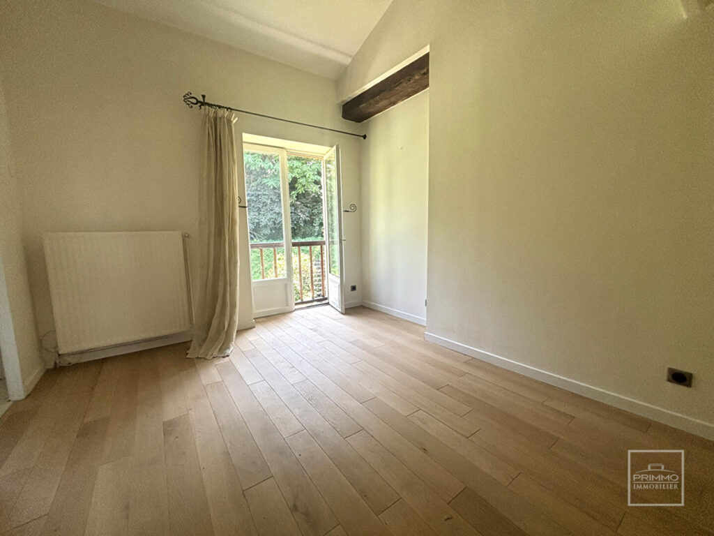 CHASSELAY – Maison Appartement 9 Pièces de 231 m² avec terrain privatif attenant