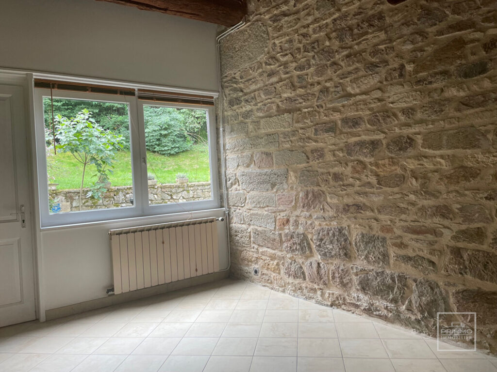 CHASSELAY – Maison Appartement 9 Pièces de 231 m² avec terrain privatif attenant