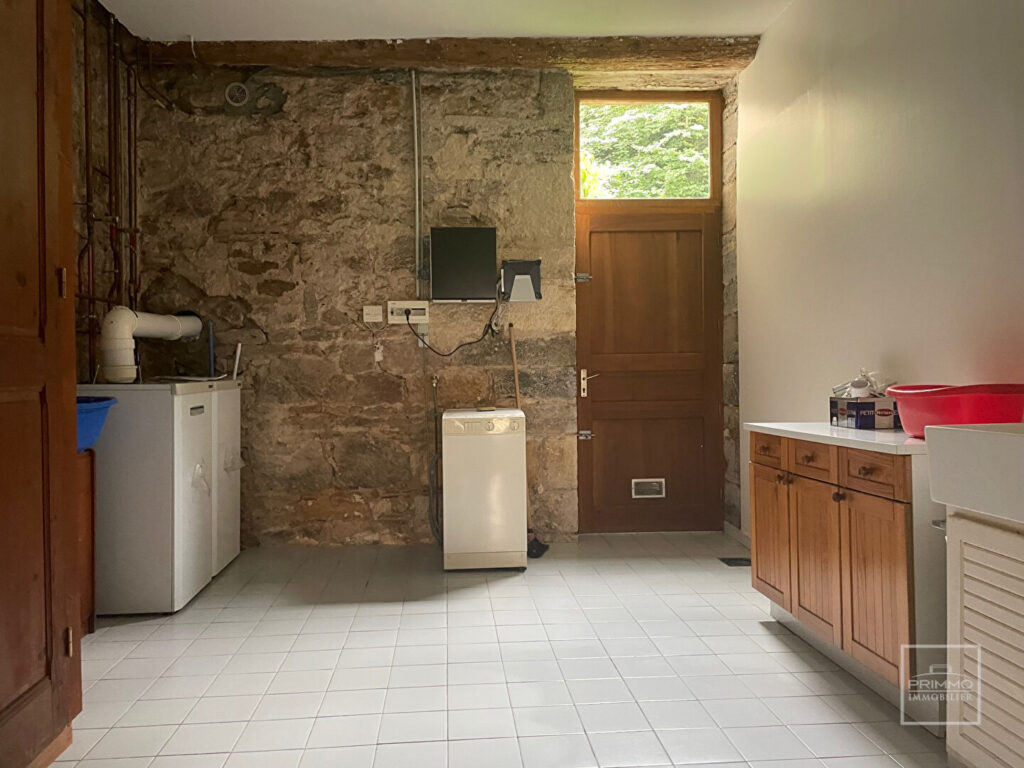 CHASSELAY – Maison Appartement 9 Pièces de 231 m² avec terrain privatif attenant