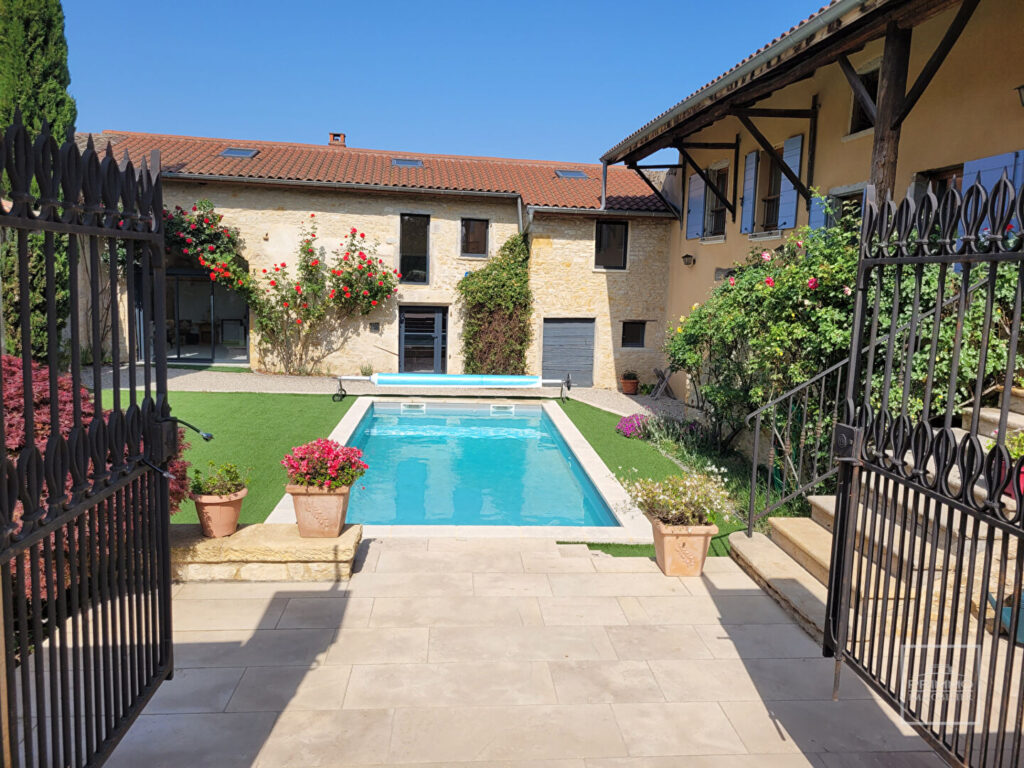 Marcilly d&rsquo;azergues :  Ancien Corps de ferme avec piscine