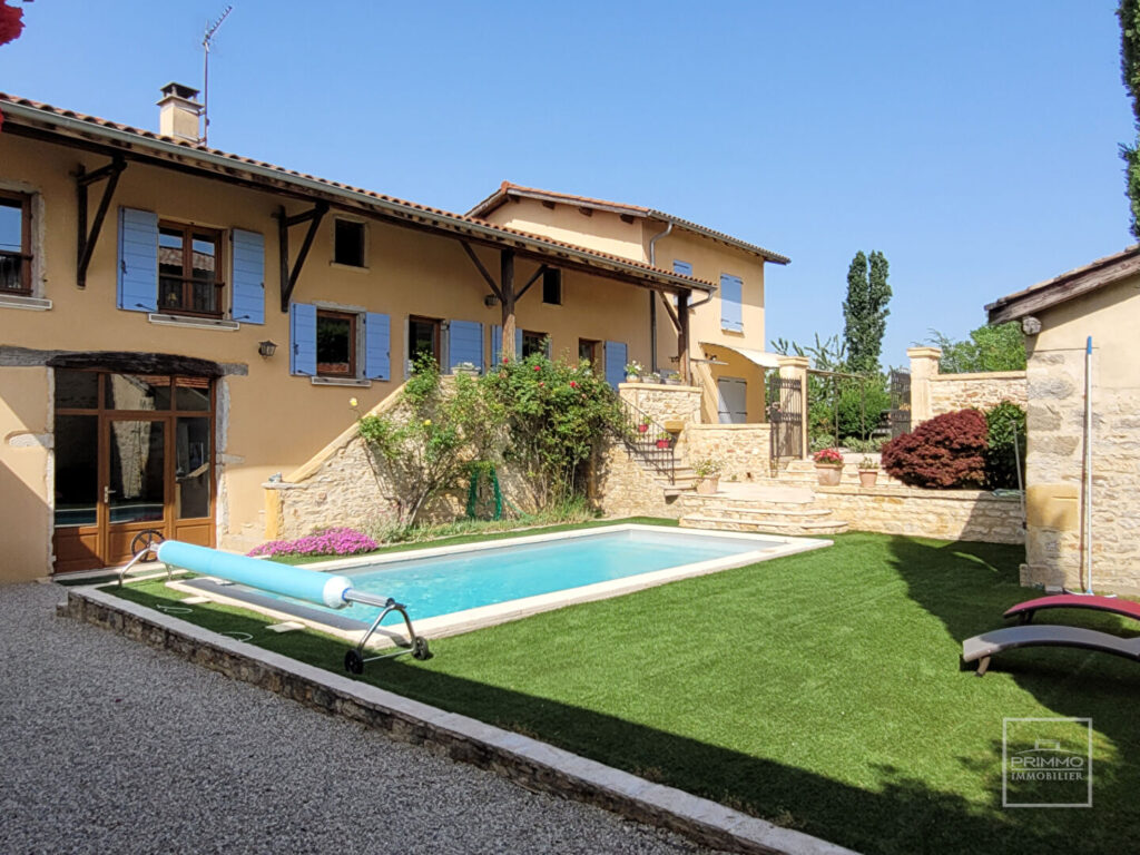 Marcilly d&rsquo;azergues :  Ancien Corps de ferme avec piscine