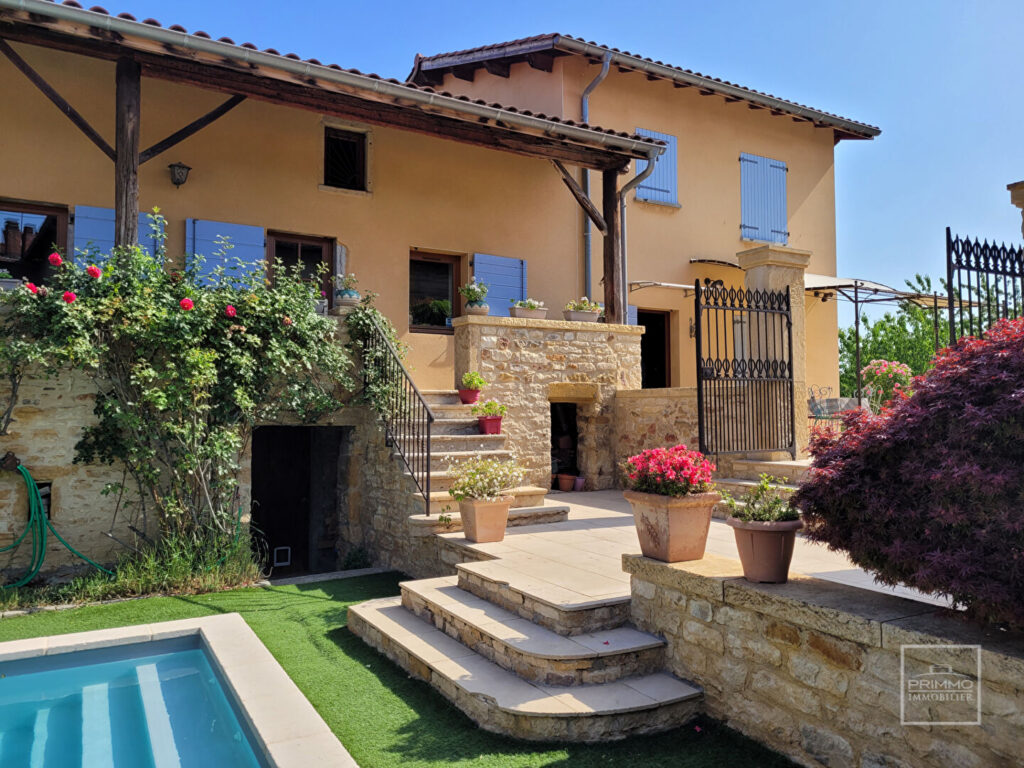 Marcilly d&rsquo;azergues :  Ancien Corps de ferme avec piscine