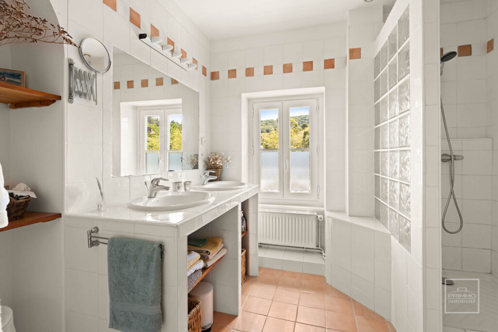 SAINT GERMAIN AU MONT D&rsquo;OR, 191m², MAISON DE CARACTERE, TERRAIN 1026m², PISCINE