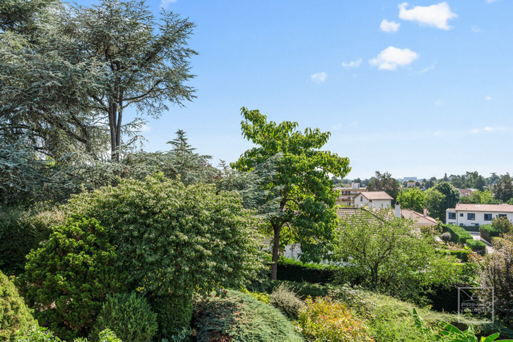 Champagne Au Mont D&rsquo;Or, Maison de 280 m²  de plancher à proximité du centre calme vue