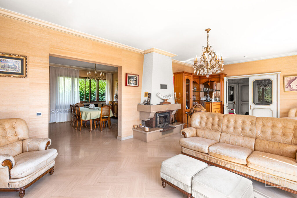 Champagne Au Mont D&rsquo;Or, Maison de 280 m²  de plancher à proximité du centre calme vue