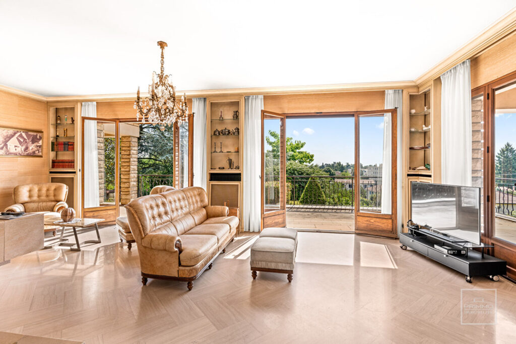 Champagne Au Mont D&rsquo;Or, Maison de 280 m²  de plancher à proximité du centre calme vue