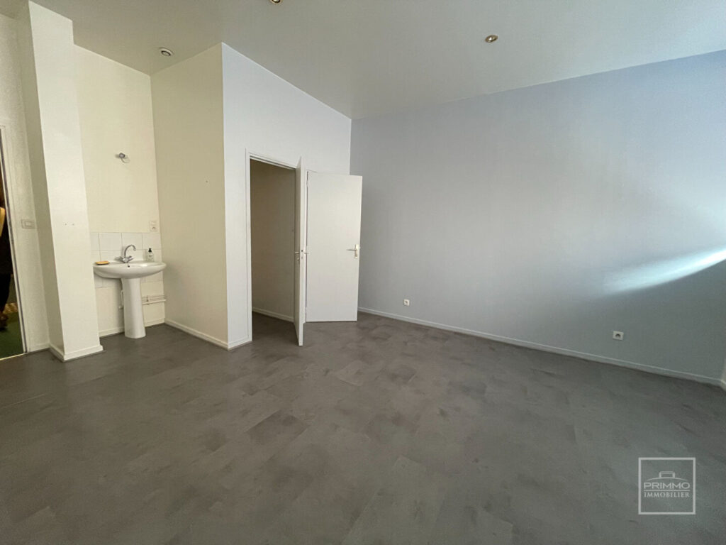 LYON 5, POINT DU JOUR, LOCAL COMMERICAL,108.86m²