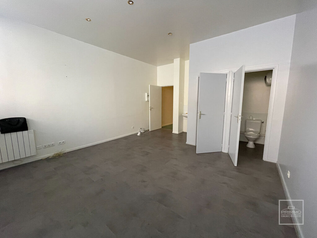 LYON 5, POINT DU JOUR, LOCAL COMMERICAL,108.86m²