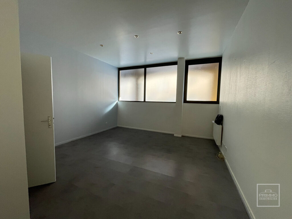 LYON 5, POINT DU JOUR, LOCAL COMMERICAL,108.86m²