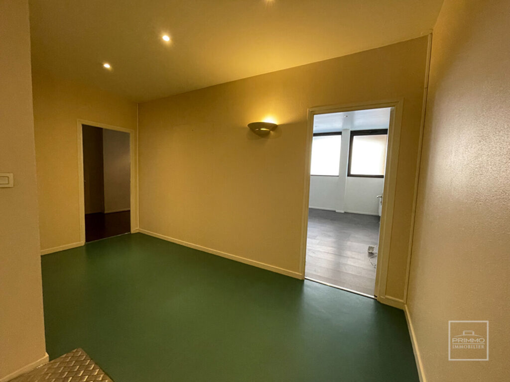 LYON 5, POINT DU JOUR, LOCAL COMMERICAL,108.86m²
